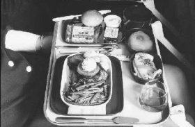 四十多年前的客机头等舱的伙食