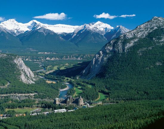 ���϶�����ΰ�Ľ����������ɽ����ӳ��������Ȫˮ�����У��·�����ں�����¥��ңԶ����