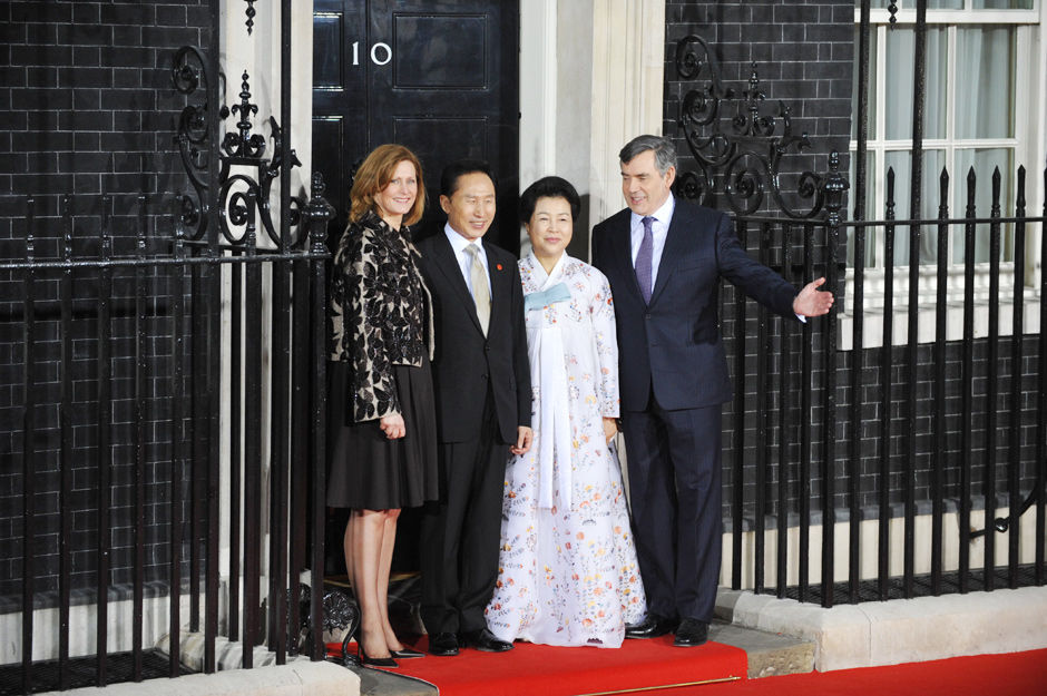 韩国总统李明博和夫人抵达论坛