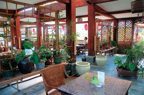 �Ϻ��Ĳ�ݿ�ʼ���峯ͬ�γ��ꡣ����é�����ٺӶ�����ġ���ˮ̨�����¥�������������Ϻ�����Ĺ�ģ�ϴ�Ĳ�ݡ�����֮���Ͼ�·�ϳ����˵ڶ��Ҳ�ݡ�����һ���족����������(1876��)���㶫�����Ϻ��㶫·�����ֱ̽�����ͬ����ӣ���Ӫ��㣬�峿��Ӧ���࣬���繩Ӧ��ɫ���ģ����Ϲ�Ӧ���Ӹ��������ҡ��ܿ죬��ͬ����ӵĶ�������ˡ������ӡ�����Ӫ�̾ơ�ͬ����Ӻ��������������Ϻ�����о�Ӫ���ľ���ɫ�Ĳ�ݡ����еĺ���ͤ���ҡ���Ҳ�������������������͡��������¥���ȶ��ľ�ʢ����