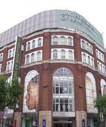 �����ܹ���ĳ����ʱ����û�п�����ʳ�����ݼ����ء�������ȫ�۵¡���Խ�˼ҿ������ܴ������вͻ��ߵ�̫��·�������������ʳ�����Ǽ�λƫ�ߡ��ڲ���ͤ��ζǧ���棻�ڻ���·��֧��·�����㵴·���н��ϵĸ�ʽС�͹������ܸ�����ɫ��ζ��Ҳ����ȥ���ټҡ�Ե»��˾Ʒ���ձ��������ڸ��Ҿ���С�����˺�������ƥ������������̢�������̲���߱߳ԡ�
����Ҫ����Ҫ��Ϣ�����������»�����ǰ��ľ�λ��л��㳡�Ե��̻��ش�С��Ƭ�̣����߽���԰���������ٻ��߽�����֮��������ǧ���ӣ�����һ�����е�ʱ�⡣