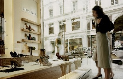 ������С��ʿ
����1.���Ϻ���������Ǽȷ���������һ���򾡵Ľ�ͨ��ʽ��һ�������ߵ�������·վλ�ڻ���·�ľ����ضΣ���һ�վ�ĵ����̳�����ʮ�㣬�����ߵĺ�����·վ��ʯ��һ·վ��������վ�������Ͼ�·�Ĺ�ȥ�����ڣ����������ཻ������㳡վ�������������������⣬��ʢ��Ҳ��������
����2.�̳�Ӫҵʱ��һ����9��00-21��00��10��00-22��00����ĩ�ͽڼ����ʵ��ӳ����������⡣
����3.�̳�ǰ���˷���С��Ʒ�����ؽ��֣����������