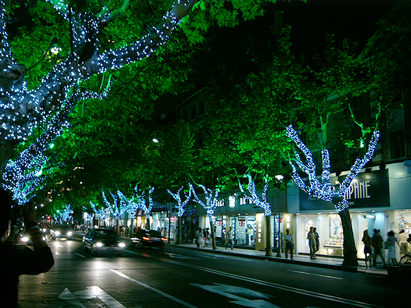 ������·�ֶ����С������θ�����ɫ�����Σ�������·����������·��Ϊ�߼�����Ȧ���Ƽ�����۹㳡���Ϻ��㳡�ȸߵ�д��¥�Ͱ��Ի㡢�����ȵ��Թ㳡���ϴ��������̫ƽ��ٻ��������ȫ�¿�ҵ�Ĵ��Ϻ�ʱ���㳡��