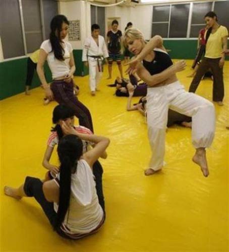 环球小姐日本赛的创始人Ines Ligron(右)接受路透采访时称,目标是打造出“邦女郎”式的美女:性感、刚强,无所不能,当然身材同样极为惹火。