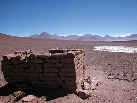 玻利维亚的Salir de Uyuni,在海拔约12000英尺的安第斯山脉中,该厕在世界上最大的盐湖旁。