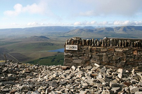 爱尔兰的Croagh Patrick,海拔2501英尺Co Mayo村