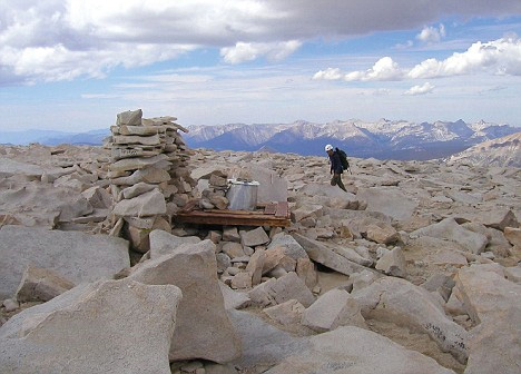 加州的惠特尼山,海拔约14,500英尺,这个厕所金属制成,专为登山者准备,可惜现在他已被拆除了。