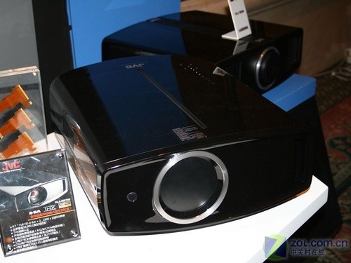 真实对比50000:1 JVC发布影院投影机