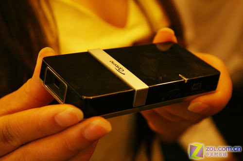 携手持投影亮相 奥图码投影机发布会