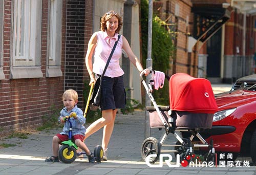 荷兰王妃Marilene所推的婴儿车来自英国著名品牌Bugaboo 荷兰王妃Marilene所推的婴儿车来自英国著名品牌Bugaboo