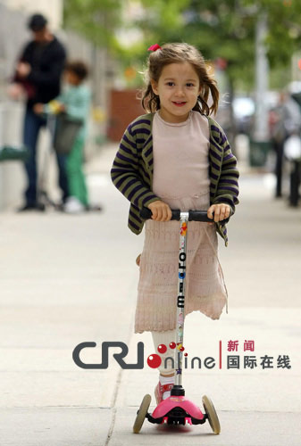 休-杰克曼女儿的粉色滑板车 休-杰克曼女儿的粉色滑板车