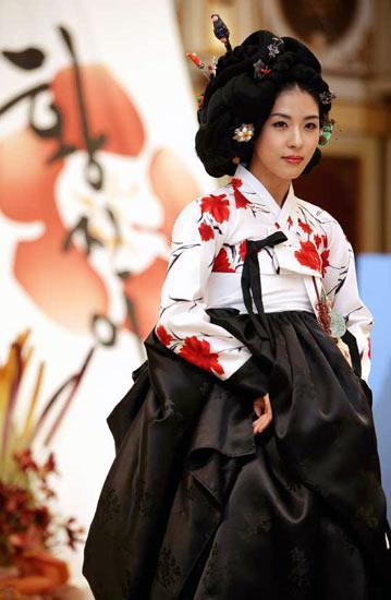 韩服是从古代演变到现代的韩民族的传统服装。其风格和特征明显区别于日本的和服。韩服的线条兼具曲线与呈直线之美。韩国服装之美在于简洁,上身和下身的线条和色彩和谐协调。作为白衣民族,韩服基本色为白色。根据不同季节,不同身份其着装的穿法、布料、色彩不同。如遇到结婚等特别节日,平民也穿贵族们穿的华丽颜色的韩服和装饰品,婚礼服由粉红上衣加深红色裙子组成,上面再加披肩,披肩是由五种颜色组成的华丽的服装,这是参照了东方的阴阳五行色。女子的“韩服”包括一件有两根长丝带的短袄,丝带系着一个蝴蝶结,另外还有长长的袖子和高腰长裙。白棉纱和由丝、稻草或橡胶制成的船形鞋是和韩袍配套而穿的。女式韩服的短上衣和长裙上薄下厚,端装闲雅;透露着东方伦理和超世脱俗之气的结合。男子的基本服装由一件短袄、一条裤子和一件外套组成。短祆的袖口宽松,裤子也很肥大,并用带子将裤脚束在脚踝处。大褂和帽子更加衬托其服装美。现在的韩国,传统民族服装和新式流行服装并存,老年男人多数穿民族服装,个别老人还头戴黑纱斗笠,身穿长袍。中年以上的妇女喜欢穿民族衣裙,也喜欢穿带勾的韩国妇女胶鞋。近年来,老年妇女所穿的民族服装不仅颜色鲜艳,而且大多是带花的绸缎。青少年在平时穿各式各样的现代服装。如今,大部分韩国人已经习惯穿洋装西服,但是在春节(农历正月初一)、中秋节等节庆日,或在韩国按传统仪式举行婚礼时,新郎、新娘仍穿传统的民族婚礼服。仍有许多人喜爱穿传统的民族服装。 河智苑