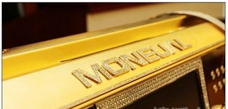 这款超豪华黄金水晶电脑被成为“701首饰”,以30000美金一台的零售价,改装置包括了3554快施华洛世奇水晶,并包括了黄金和铜制的面板。