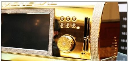 它提供了7英寸的多媒体触摸屏显示, ATI Radeon HD 4000的高清屏幕播放,500G容量硬盘,内置扬声器,遥控器、DVD-R驱动,多媒体读卡器、无线键盘和鼠标,使用了Intel Core 2 Duo处理器,并运行在Windows Vista上。