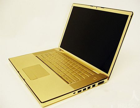 同时黄金水晶电脑,就不由得让人联想起传说中的Gold Macbook Pro。24k黄金加上钻石打造的黄金Macbook,售价据说是8000美元。