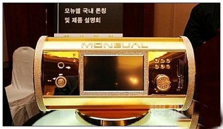 不过网友评得好:“左看像收音机,右看像空调。虽说是豪装,可没什么美感……”还有网友认为摆这么一台电脑还不如直接把三万美金摆在那里。小编个人觉得,有这么大把的银子,不如装台上等图形工作站了……