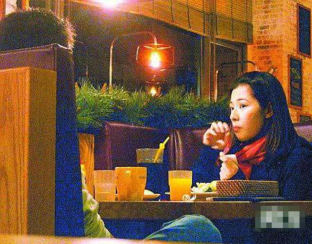 陈怡蓉约会斯文男