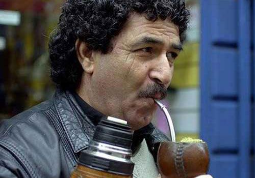 这个可不是烟斗 这是在喝茶