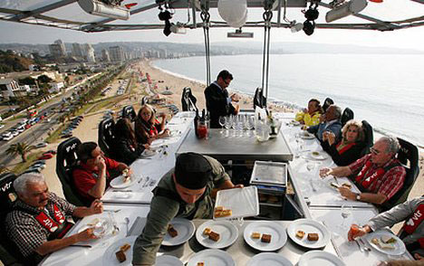 ���ڿ����ƶ��Ĳ���Dinner in the Sky