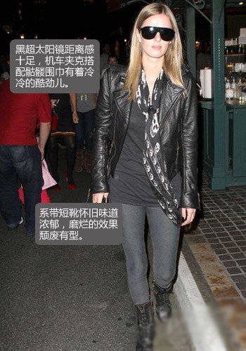 女星围巾街拍 图案款最受宠