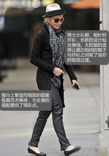 女星围巾街拍 图案款最受宠