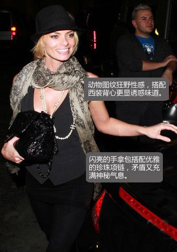 女星围巾街拍 图案款最受宠