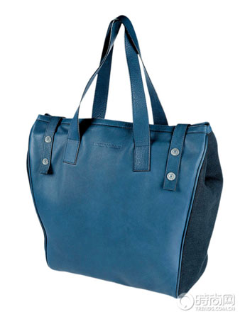Emporio Armani 的这款单肩休闲挎包 Emporio Armani 的这款单肩休闲挎包