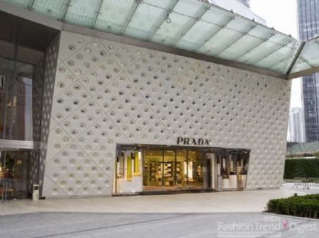 Prada位于IFC的店铺有着引人注目的外墙设计 Prada位于IFC的店铺有着引人注目的外墙设计