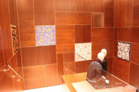 木质拼贴墙面以及透明玻璃装饰的楼梯间 木质拼贴墙面以及透明玻璃装饰的楼梯间