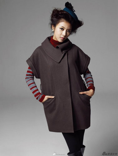 深灰短袖毛呢内搭配红色条纹毛衣