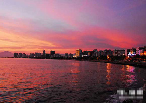 夕阳下的三亚湾