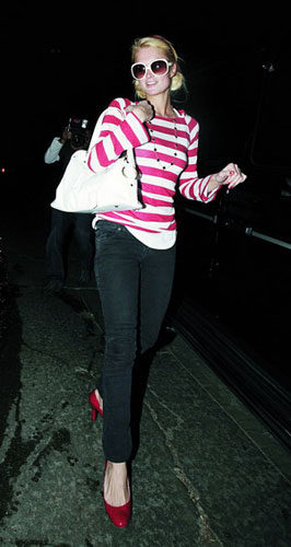 红白相间条纹的T恤