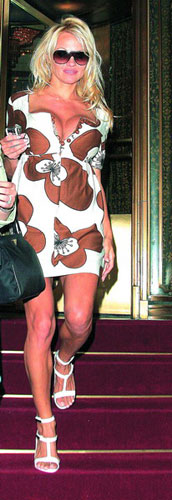 墨镜与高腰大花朵超短裙搭配得当