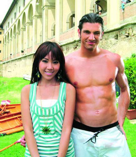 横斜交错的条纹给人以一种扩张感