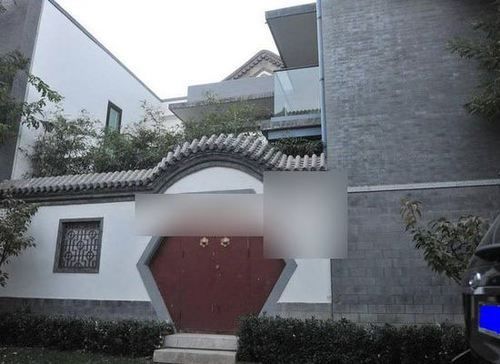 红色的圆拱门