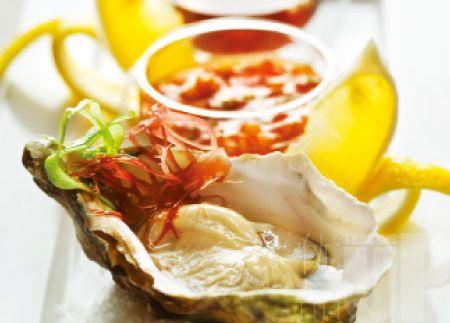 法国吉拉朵生蚝配雪梨醋汁及辣味番茄汁 法国吉拉朵生蚝配雪梨醋汁及辣味番茄汁