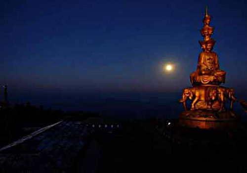 峨眉山云雾抱月